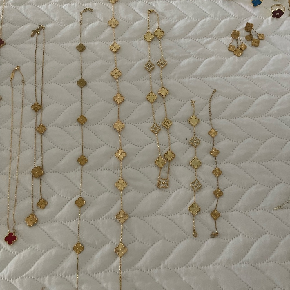 Elegant Black and Gold Floral Necklace - Picture 7 of 16